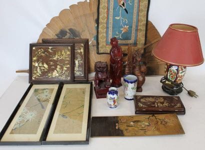 ASIE : ENSEMBLE comprenant un vase en porcelaine...