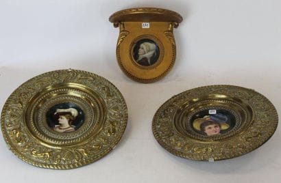 PAIRE DE PLATS en laiton repoussé orné en...