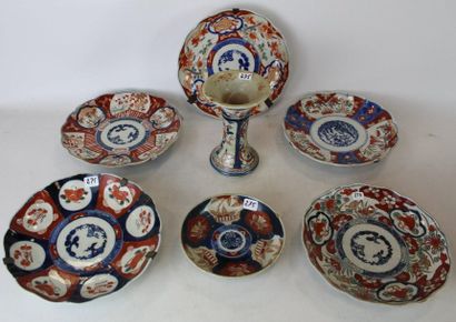 CINQ ASSIETTES, une coupelle et un vase cornet...