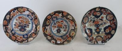 TROIS ASSIETTES en porcelaine décorée en...