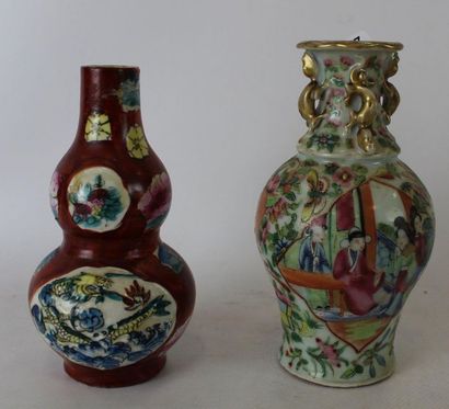 DEUX PETITS VASES : l'un en porcelaine de...