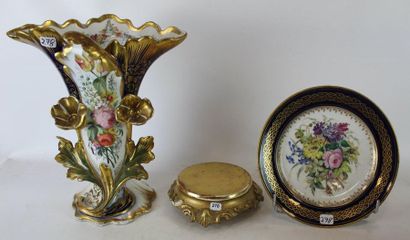 PARIS : ensemble d’une assiette en porcelaine...