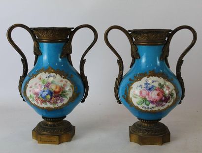 PAIRE DE CASSOLETTES à anses en bronze doré,...
