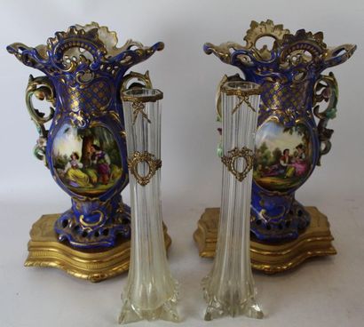 PAIRE DE VASES à col ajouré en porcelaine...