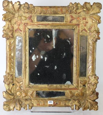 MIROIR A PARECLOSES en bois doré et sculpté....