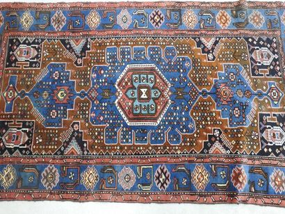 TAPIS en laine, 123x210cm. Usures