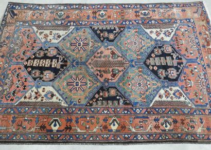 TAPIS en laine, fond rouge. 320x220cm en...