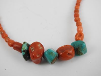 COLLIER composé de perles de corail rose...