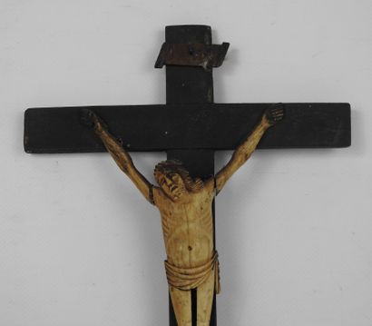 CRUCIFIX en bois noirci et os sculpté. XIXe...