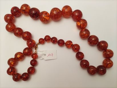 COLLIER de perles d'ambres disposées en chute....