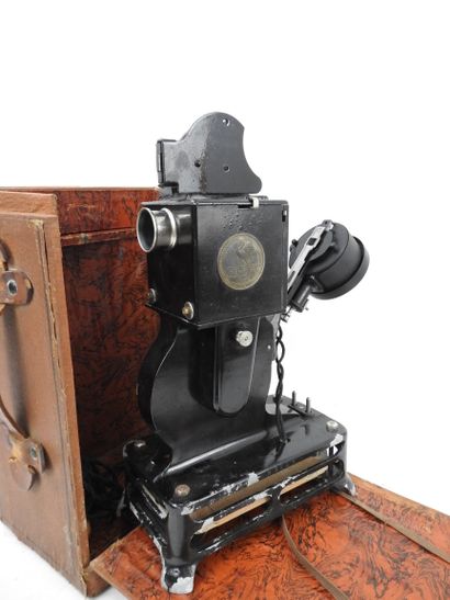 PROJECTEUR PATHE BABY en boite. (Usures)...