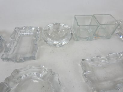 LOT de huit cendriers en cristal et verre....