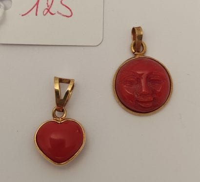 LOT de deux pendentifs en or jaune 18K (750...