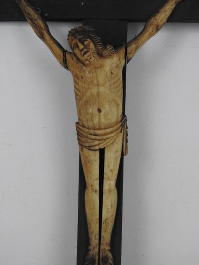 CRUCIFIX en bois noirci et os sculpté. XIXe...