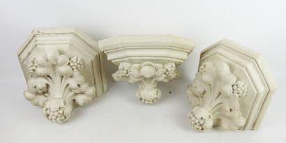 TROIS CONSOLES, support de statues en plâtre...