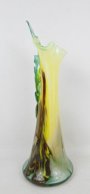 VASE en verre soufflé dans les tons jaune...