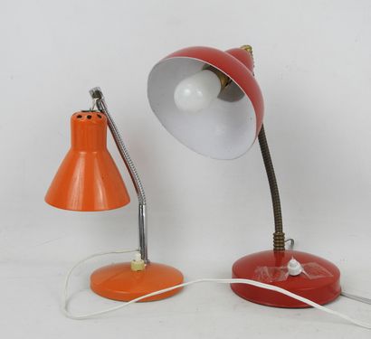 DEUX PETITES lampes en métal orange et rouge....