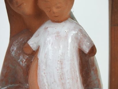 VIERGE à l'enfant en terre cuite vernissée,...