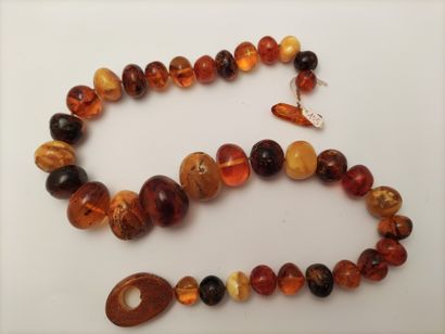 COLLIER de perles d'ambres. Perles rondes...