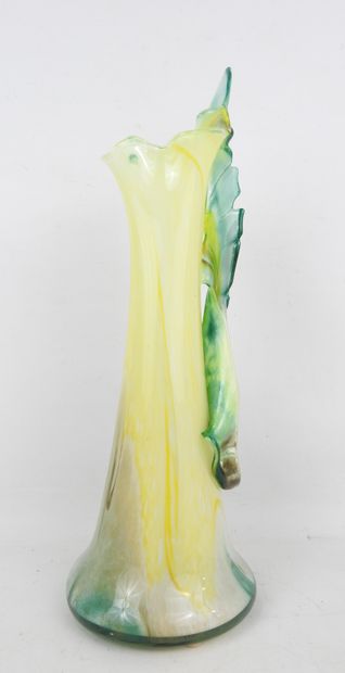 VASE en verre soufflé dans les tons jaune...