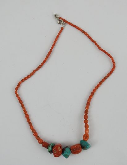 COLLIER composé de perles de corail rose...