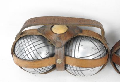 DEUX PAIRES de boules de pétanque club K...