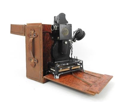 PROJECTEUR PATHE BABY en boite. (Usures)...