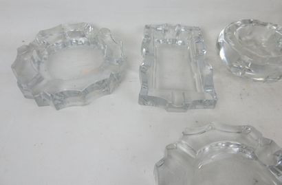 LOT de huit cendriers en cristal et verre....