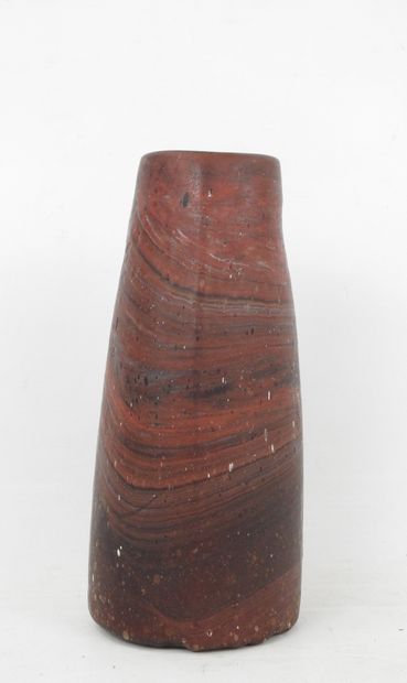 
VASE en pate de verre dans les tons rouges...