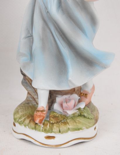CAPODIMONTE: deux personnages en biscuit...