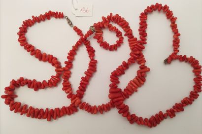 TROIS COLLIERS de perles de corail rouge...
