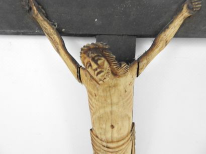 CRUCIFIX en bois noirci et os sculpté. XIXe...