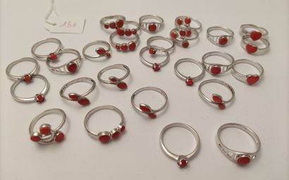 LOT de 27 bagues en argent (925 millièmes)...