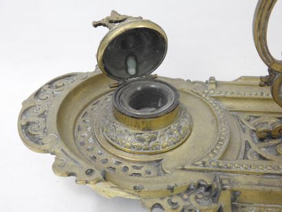 ENCRIER en bronze à deux réservoirs en verre....