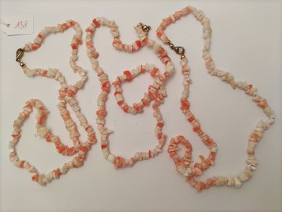 LOT de trois colliers de brisure de corail...