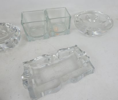 LOT de huit cendriers en cristal et verre....