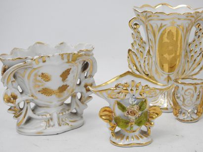 LOT DE 13 VASES de mariage en porcelaine...