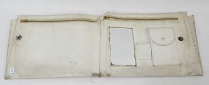 TROUSSE de toilette en cuir marqué le journal...