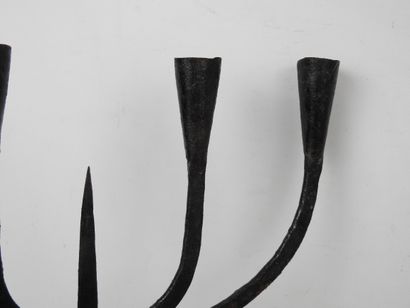 PAIRE DE CANDELABRES en fer forgé à quatre...