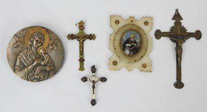 LOT comprenant trois croix une plaque en...