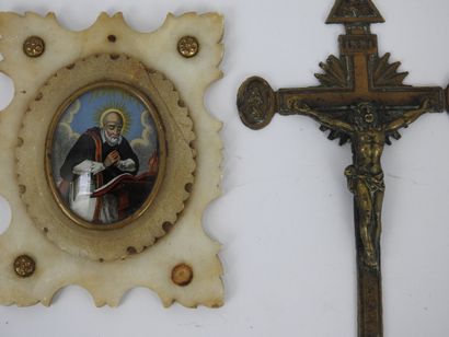 LOT comprenant trois croix une plaque en...