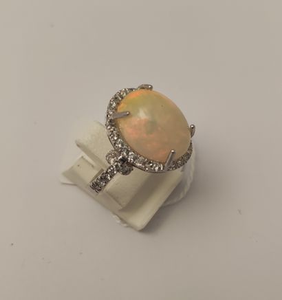 BAGUE en or gris 18K (750 millièmes) sertie...