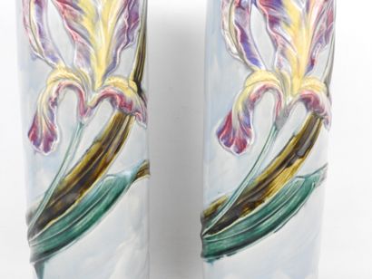 PAIRE DE VASES rouleau en faïence à décor...