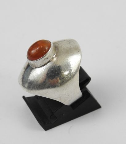 BAGUE en argent (925/1000), à large plateau...