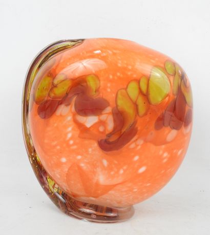VASE APPLATI en verre soufflé orange et jaune....