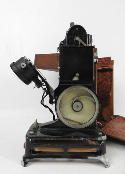PROJECTEUR PATHE BABY en boite. (Usures)...