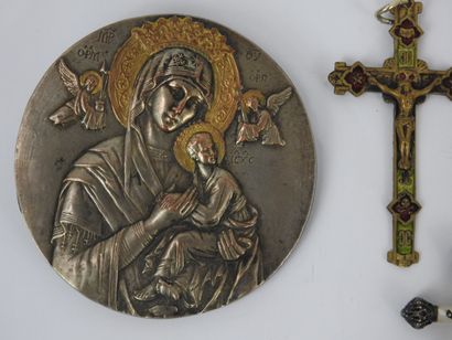 LOT comprenant trois croix une plaque en...