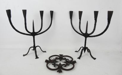 PAIRE DE CANDELABRES en fer forgé à quatre...
