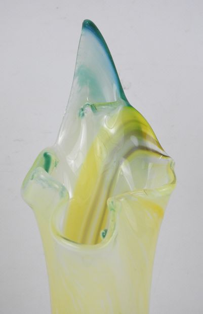 VASE en verre soufflé dans les tons jaune...