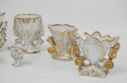 LOT DE 13 VASES de mariage en porcelaine...